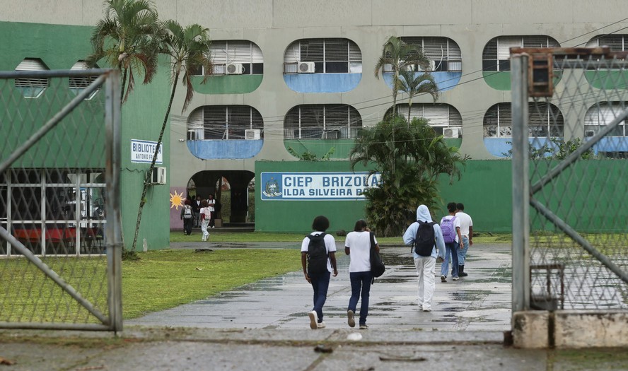 Alunos chegam ao Ciep 168 Ilda Silveira Rodrigues, em Nova Iguaçu