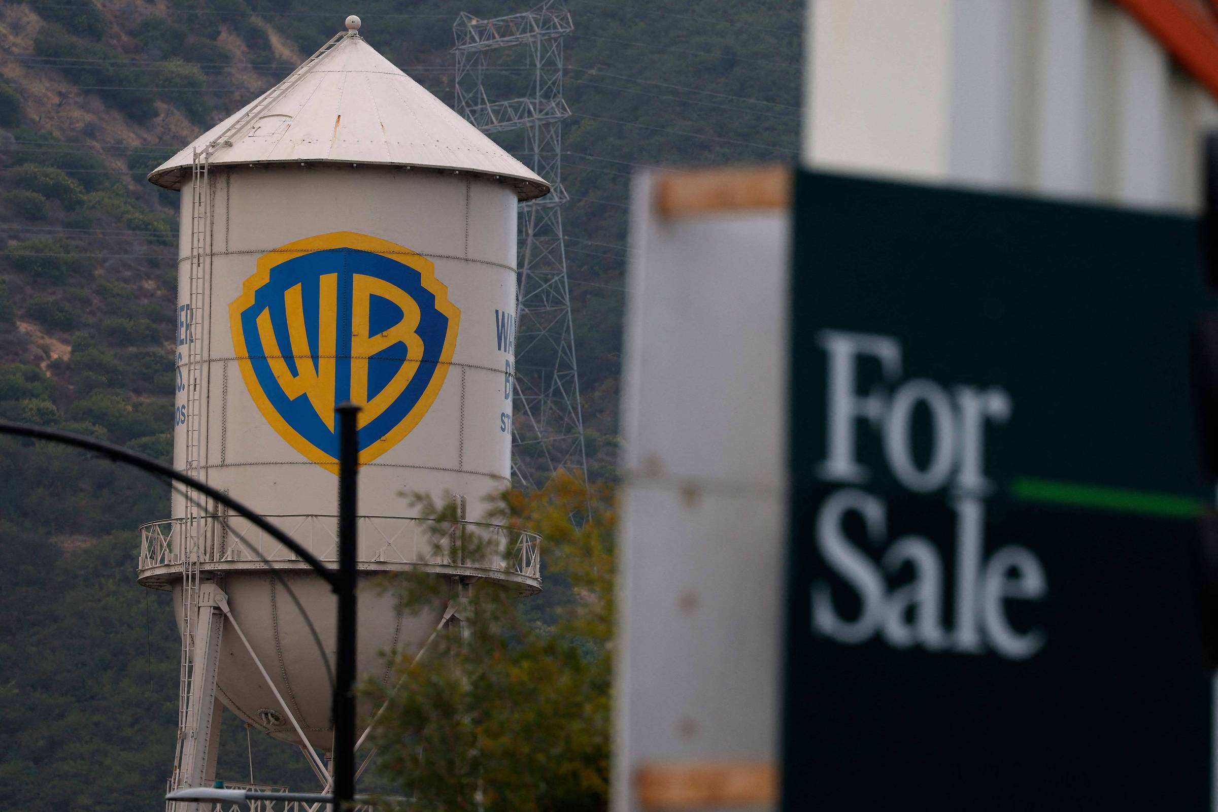 Reservatório com logotipo da Warner Bros. e placa de venda