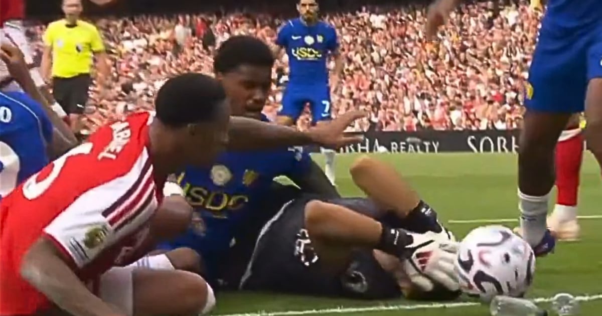 Gabriel Magalhães disputa bola com Dibu Martínez durante Arsenal x Chelsea