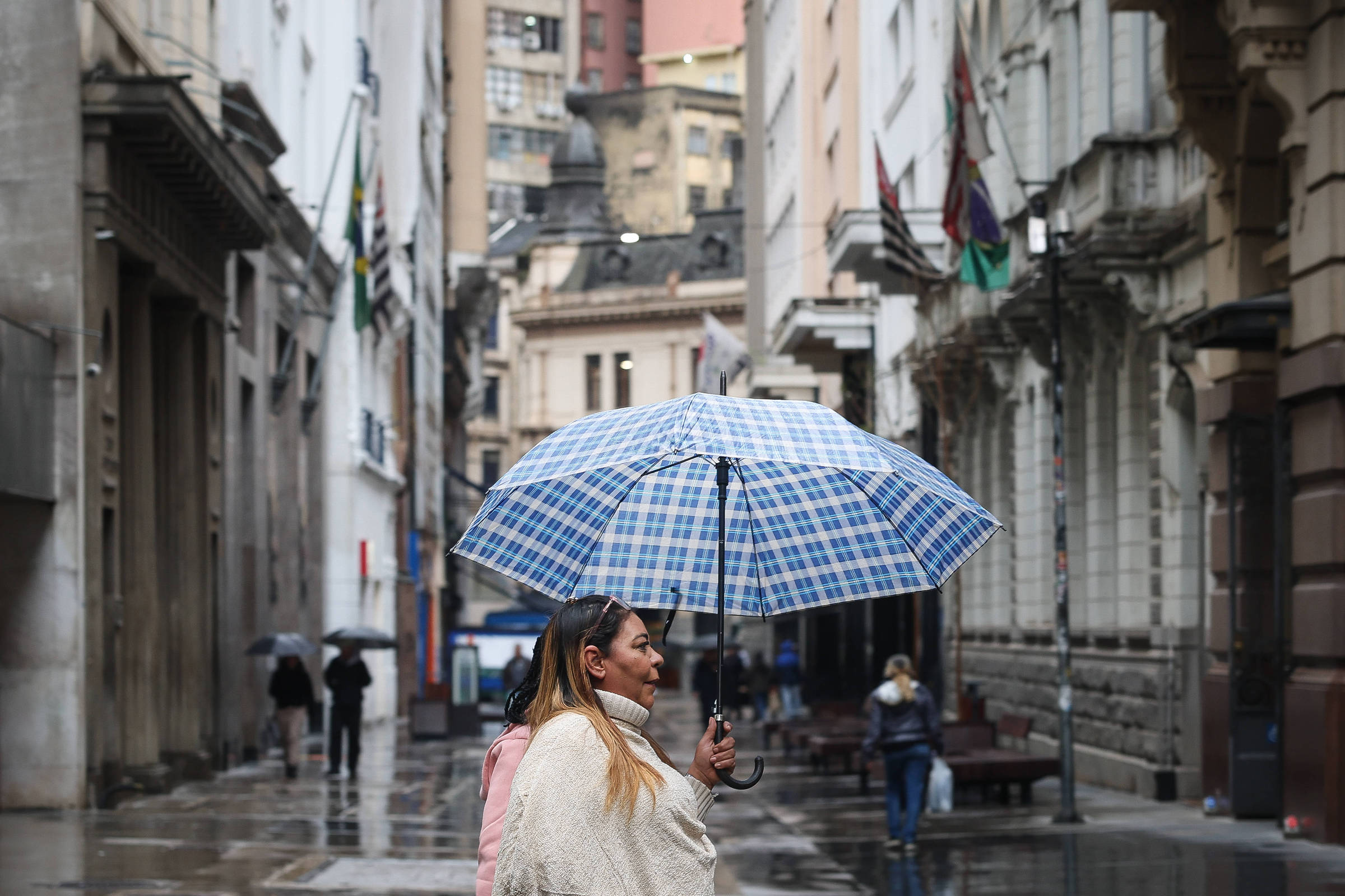 Pedestres caminham no centro histórico de São Paulo