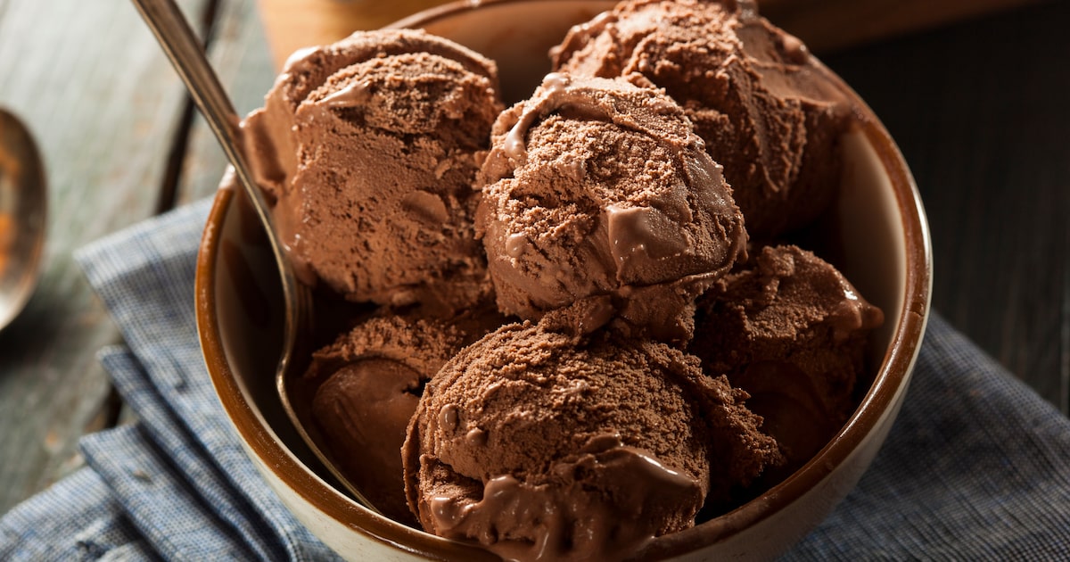 Sorvete de chocolate em recipiente