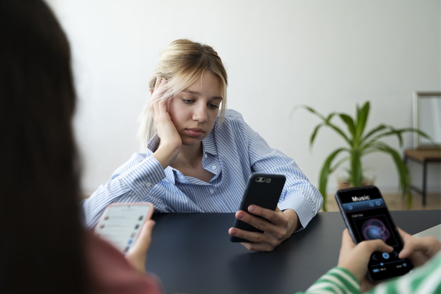 Mulher usa aplicativo de relacionamento no celular