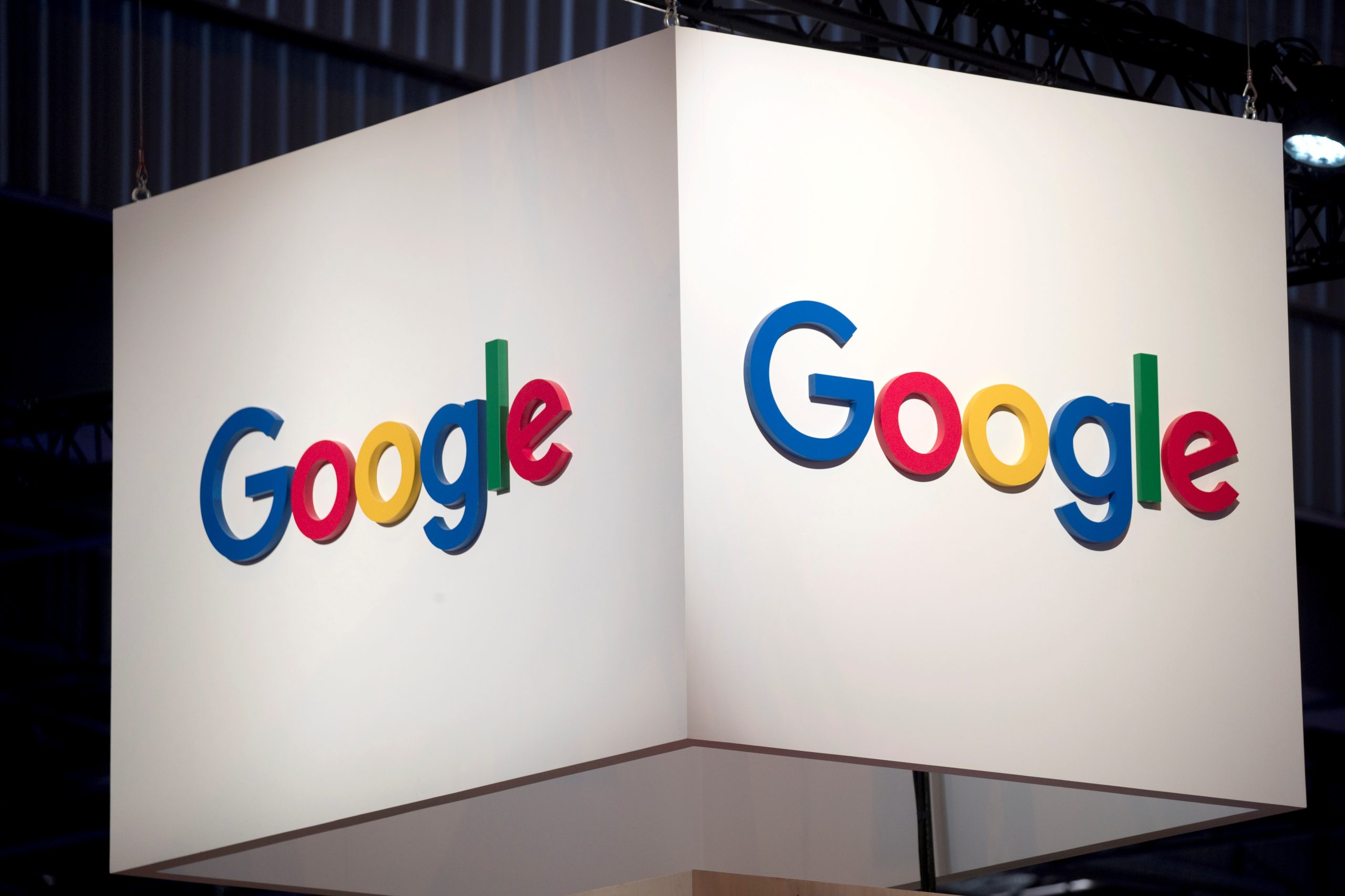 Logo do Google em convenção de tecnologia em Paris