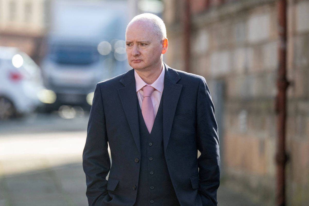 Graeme Dott caminha em rua de Glasgow durante julgamento