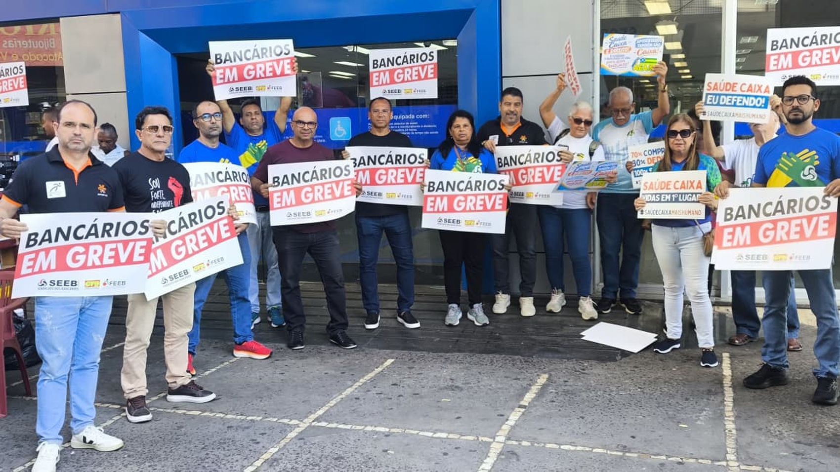 Avisos de greve em agência da Caixa Econômica Federal
