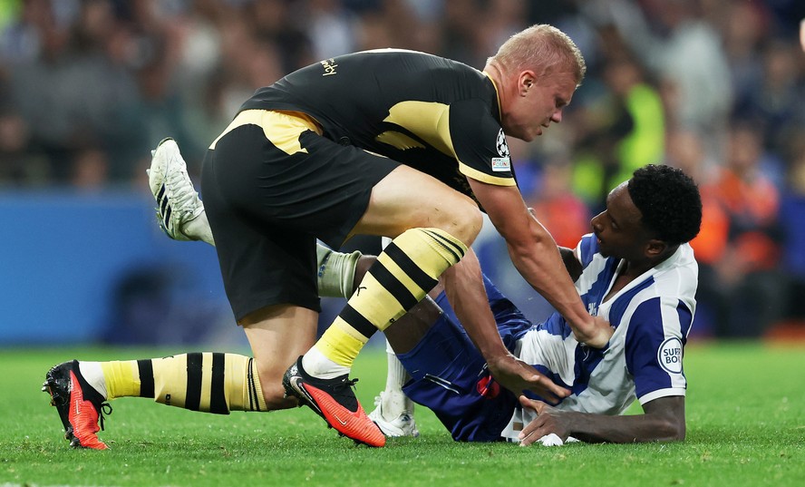 Erling Haaland e Pablo Rosario disputam bola em partida entre Manchester City e Porto