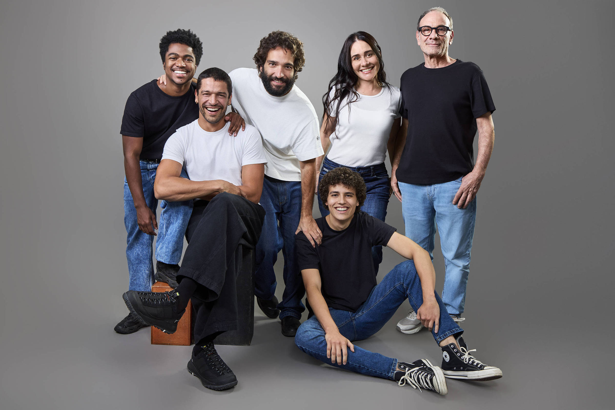 Elenco da série Democracia Corinthiana reunido em estúdio