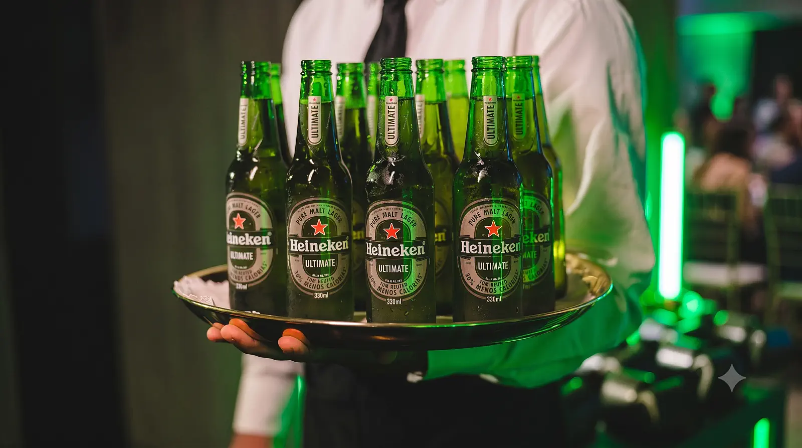 Garrafas de cerveja Heineken em supermercado