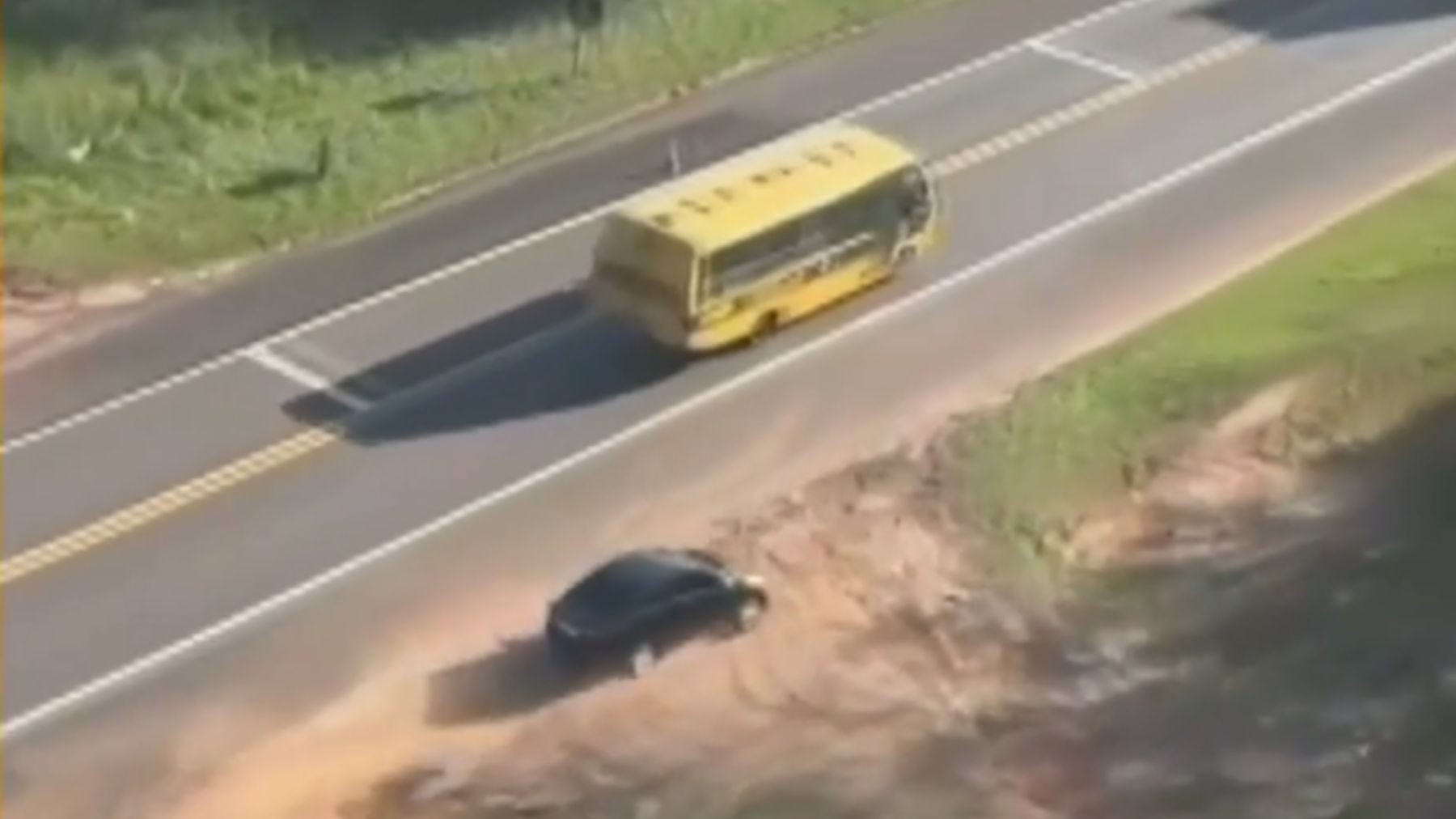 Carro usado para transportar maconha após perseguição policial em Perobal