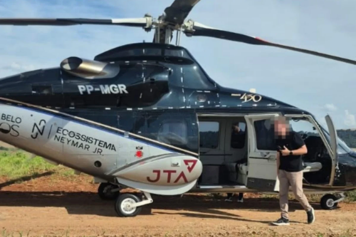 Destroços de helicóptero em área de mata