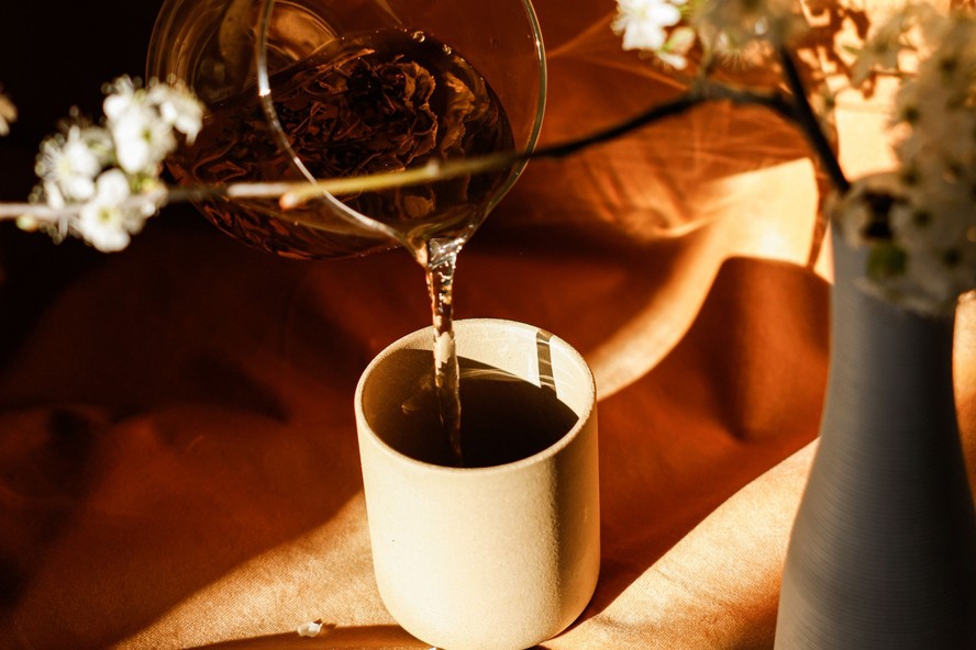 Xícara com chá hojicha