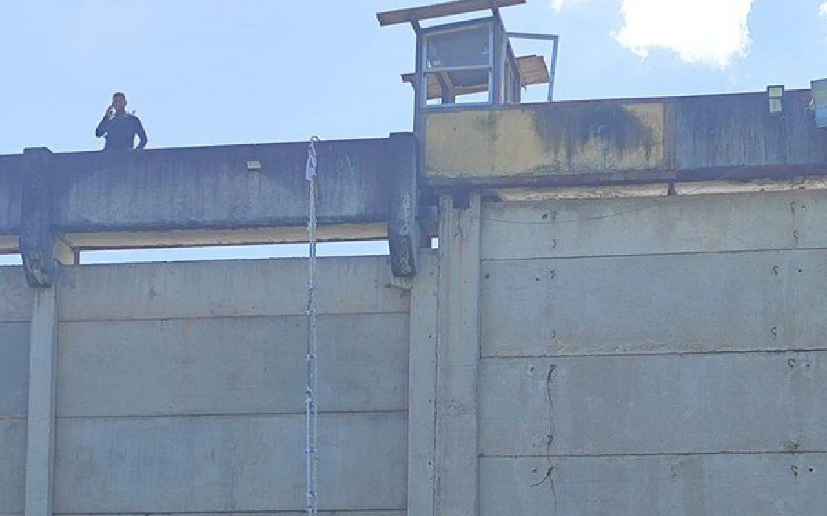Corda improvisada com lençóis usada em tentativa de fuga no Complexo de Gericinó