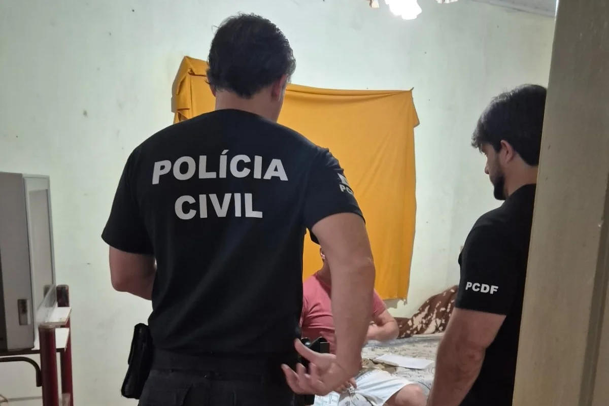Policiais civis durante ação de busca e apreensão