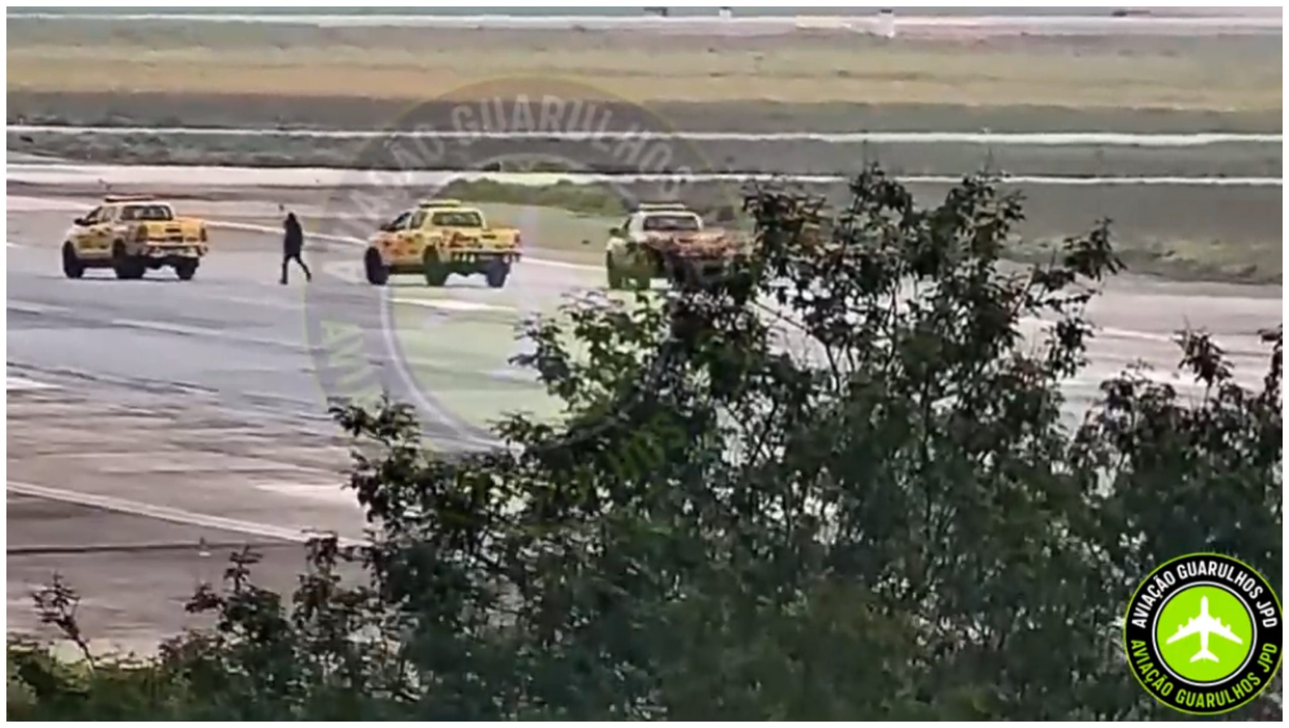 Homem contido por equipe de segurança após entrar na pista do Aeroporto de Guarulhos