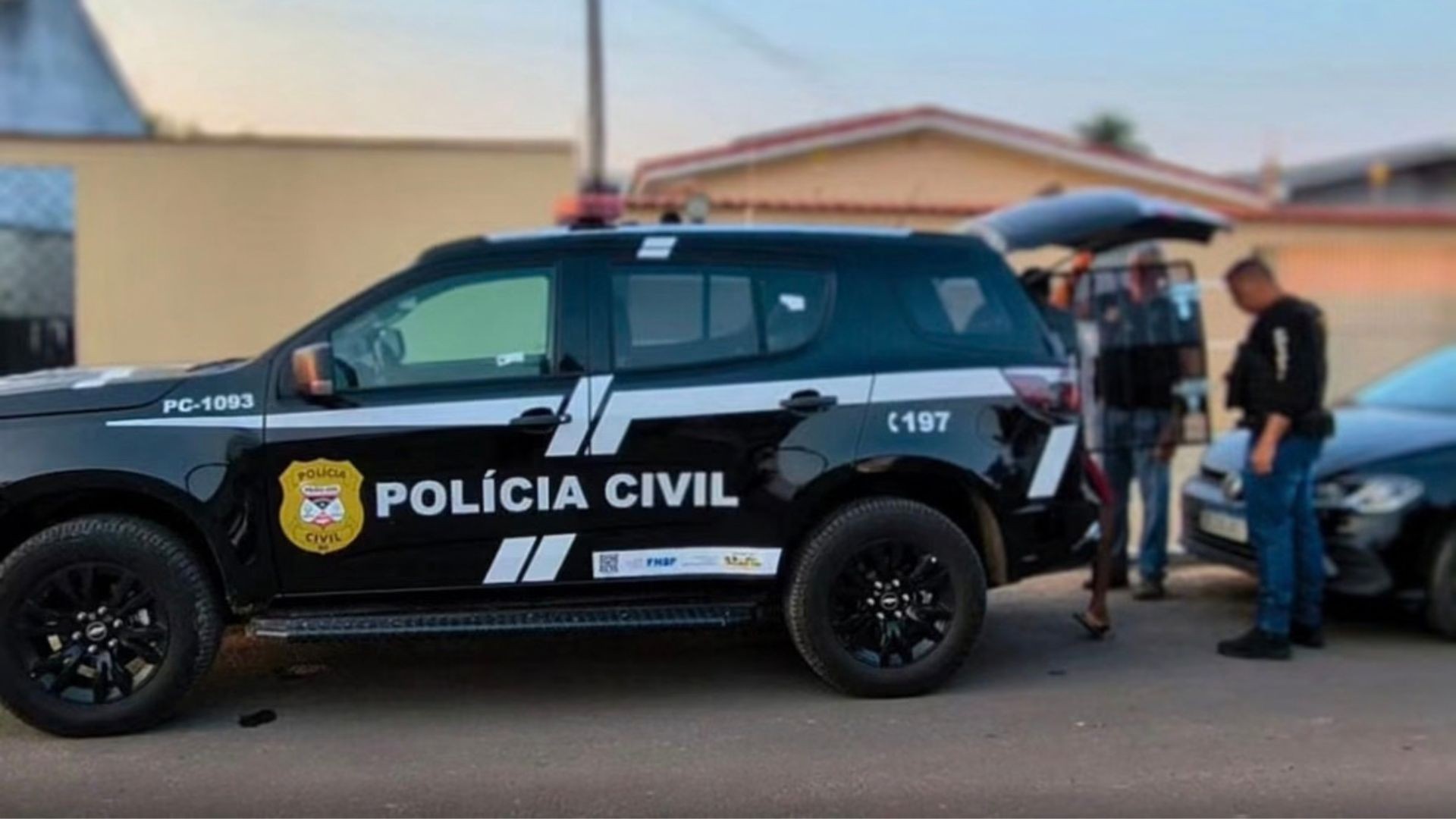 Policiais durante operação contra suspeito de aliciamento infantil em Ji-Paraná