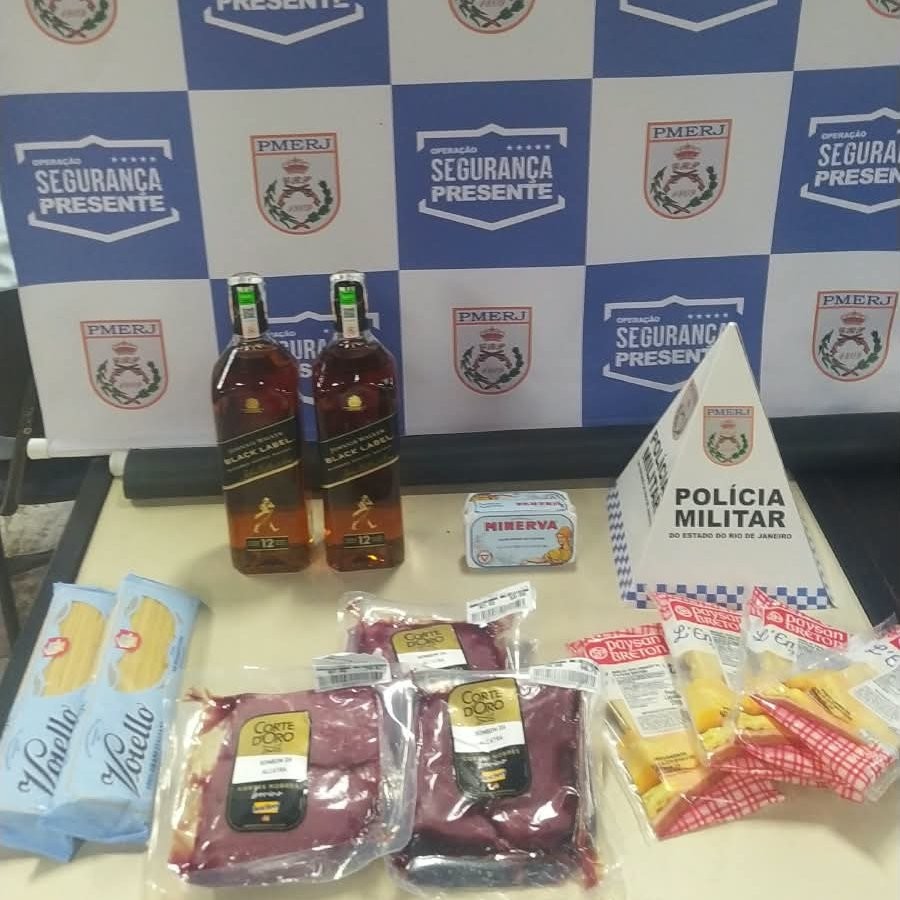 Garrafas de uísque em prateleira de supermercado