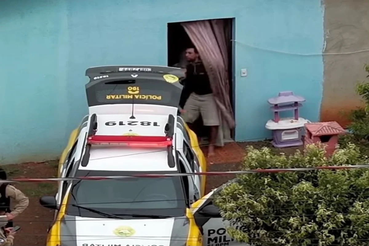 Homem detido por policiais