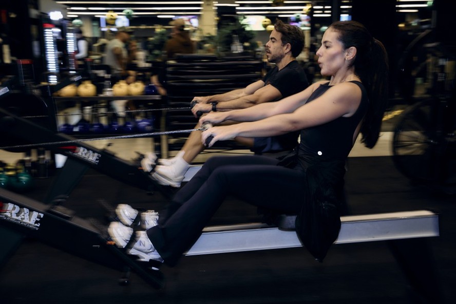 Praticantes durante treino de hyrox com corrida e exercícios funcionais