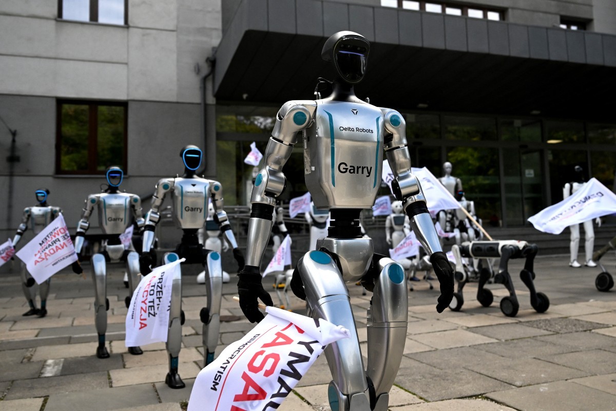 Robôs humanoides e quadrúpedes durante manifestação sobre inteligência artificial