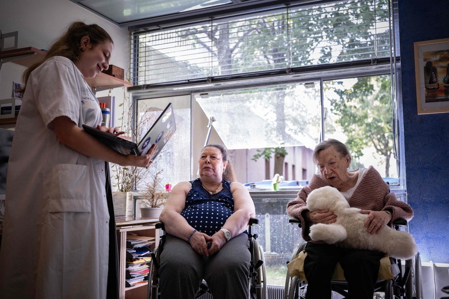 Cuidadores e idosos participam de sessão com robôs no Hospital Broca, em Paris