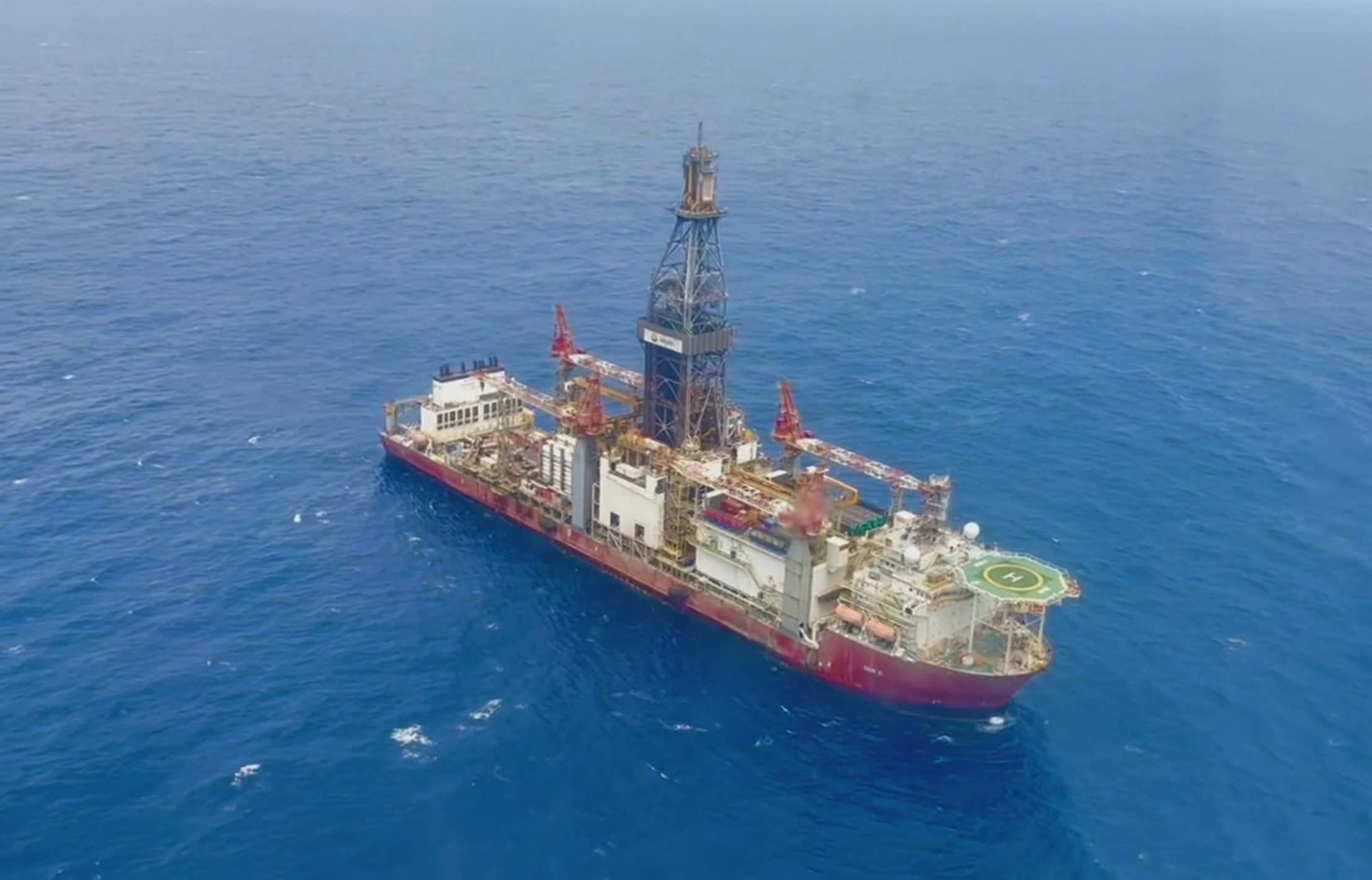 Plataforma de petróleo em área marítima
