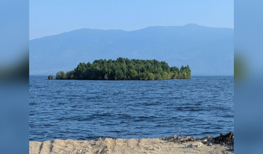 Ilha coberta por árvores flutua no Lago Williston, no Canadá