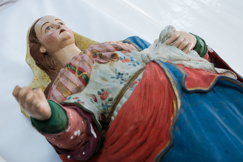 Trabalho de restauro da imagem de Nossa Senhora da Luz dos Pinhais