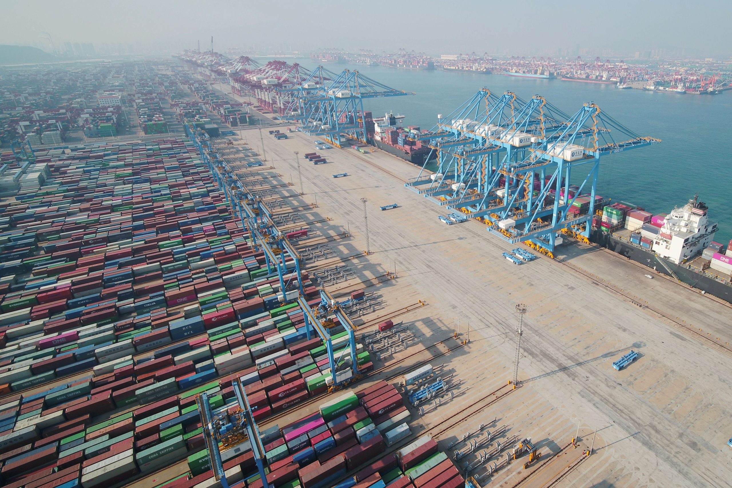 Contêineres no terminal de exportações do porto de Qingdao, na China