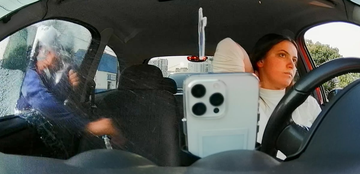 Tabata Gomes Lenk dentro de carro após roubo de celular