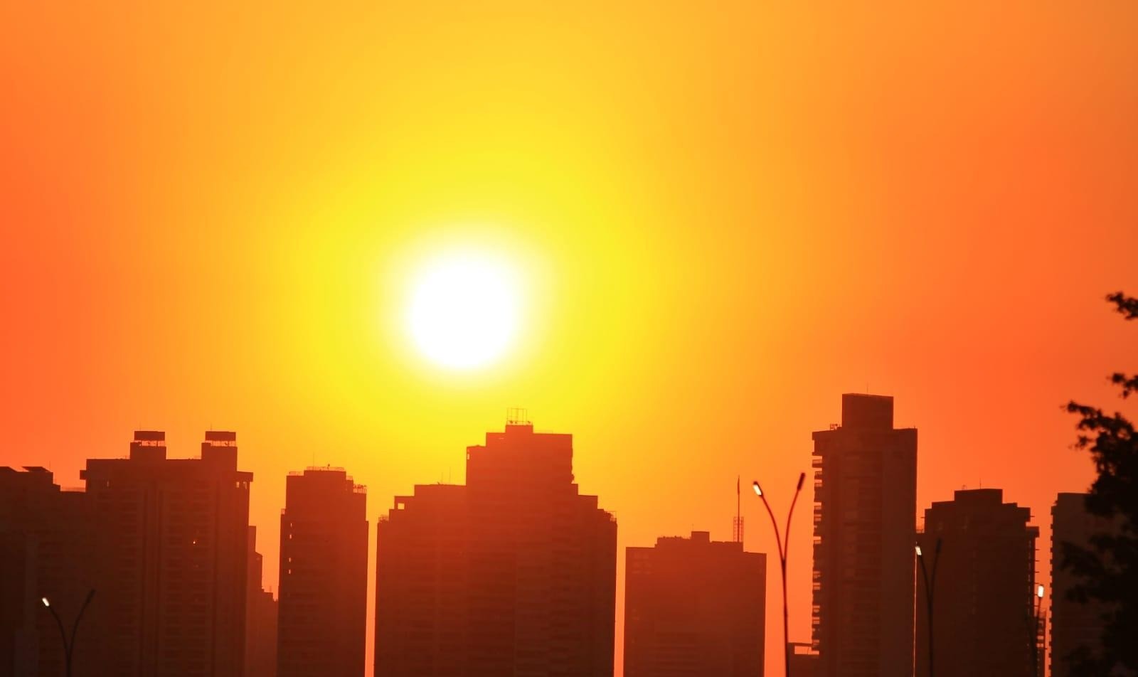 Cidade sob céu aberto durante onda de calor