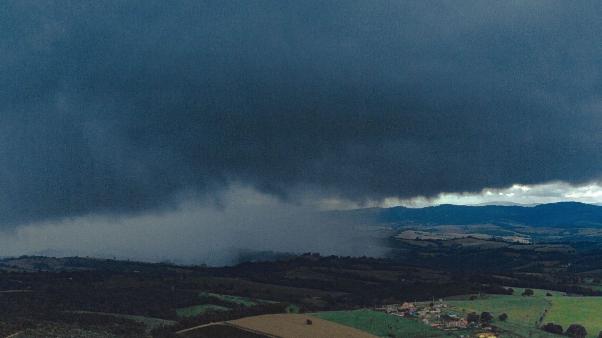 Nuvens carregadas durante tempestade