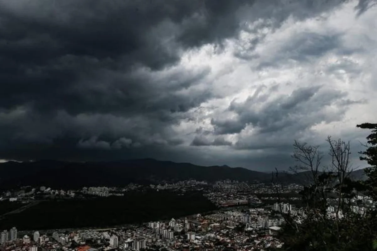 Nuvens carregadas sobre área urbana