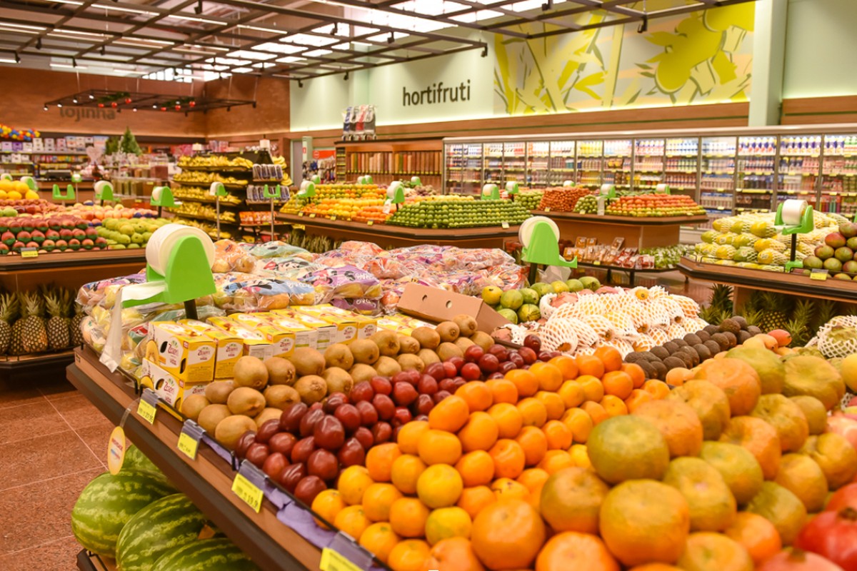 Produtos alimentícios em prateleiras de supermercado
