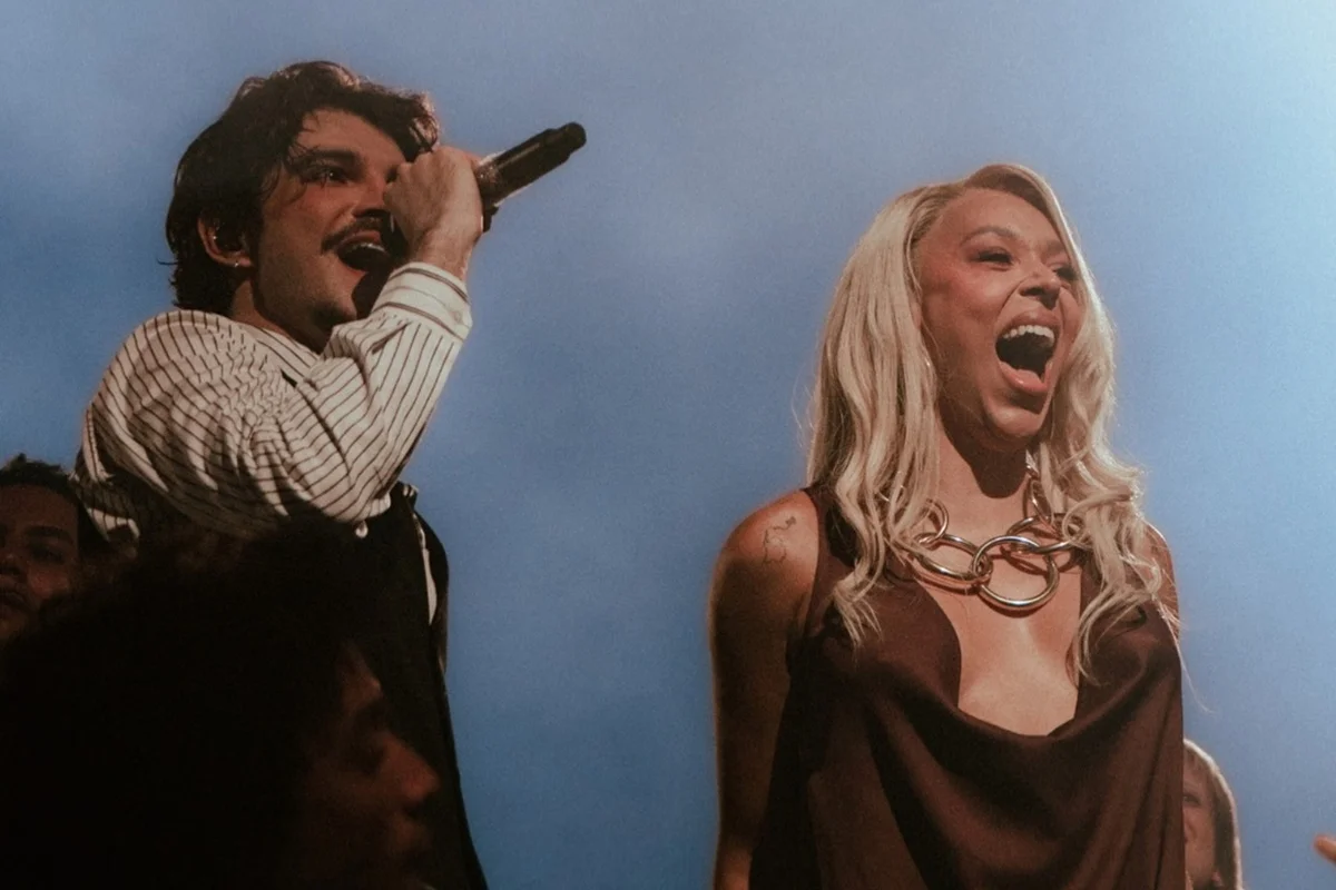 Jão e Erika Hilton no palco