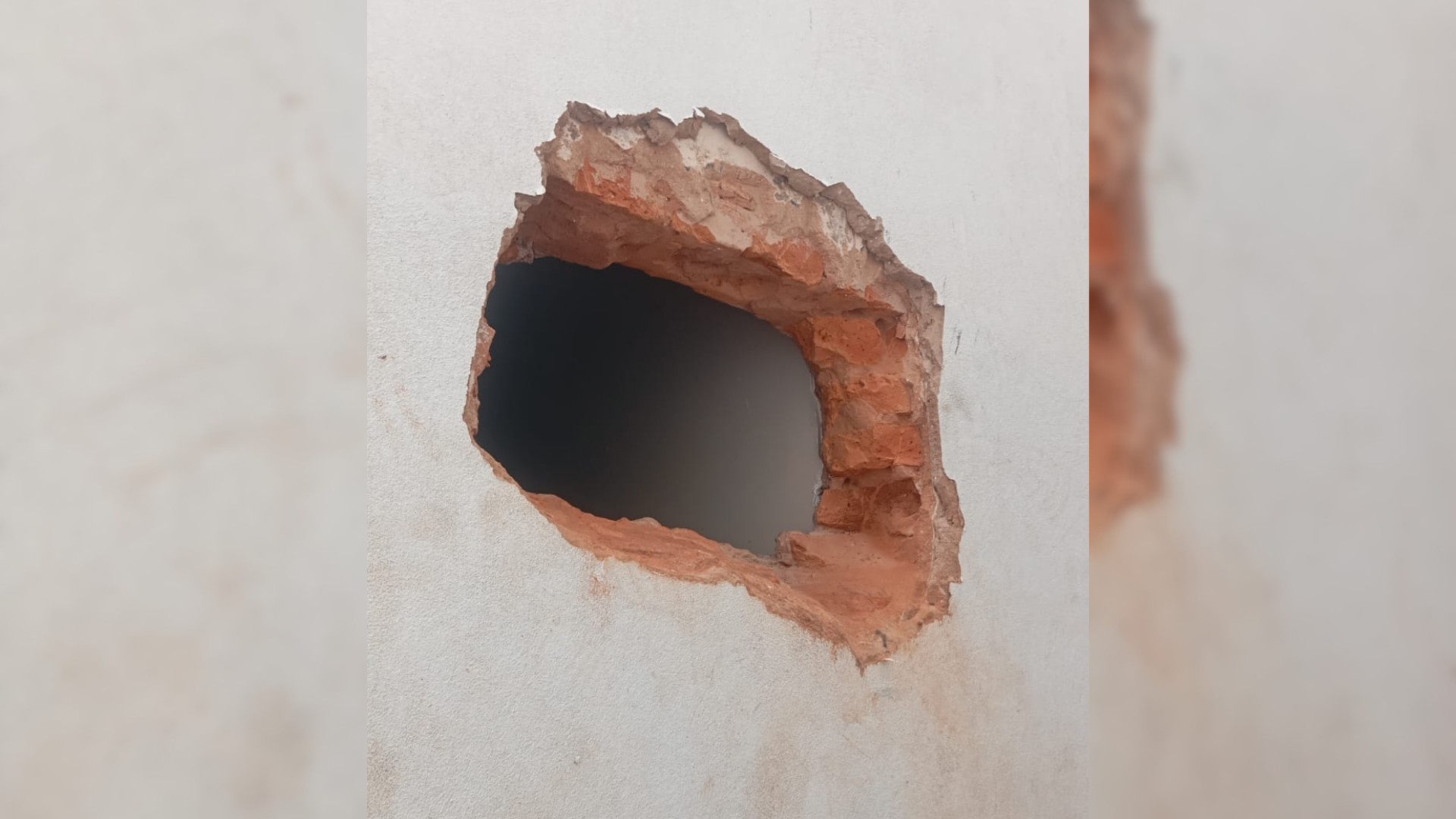 Buraco aberto em parede usada na invasão de joalheria em São Manuel