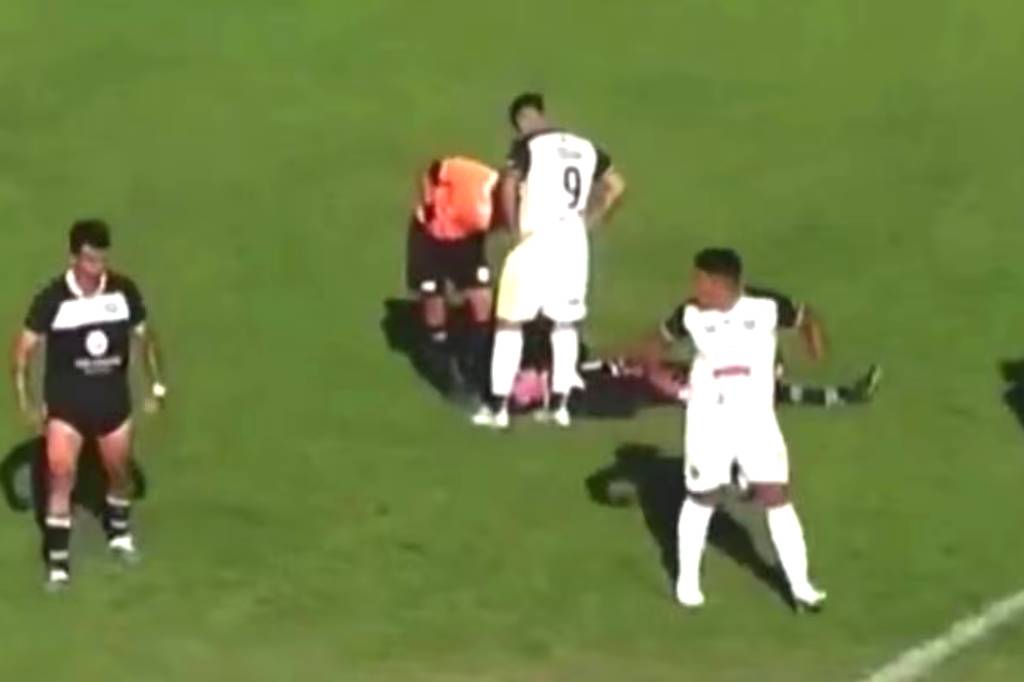 Jogadores e árbitro em campo durante partida entre Montecaseros e Atlético Palmira