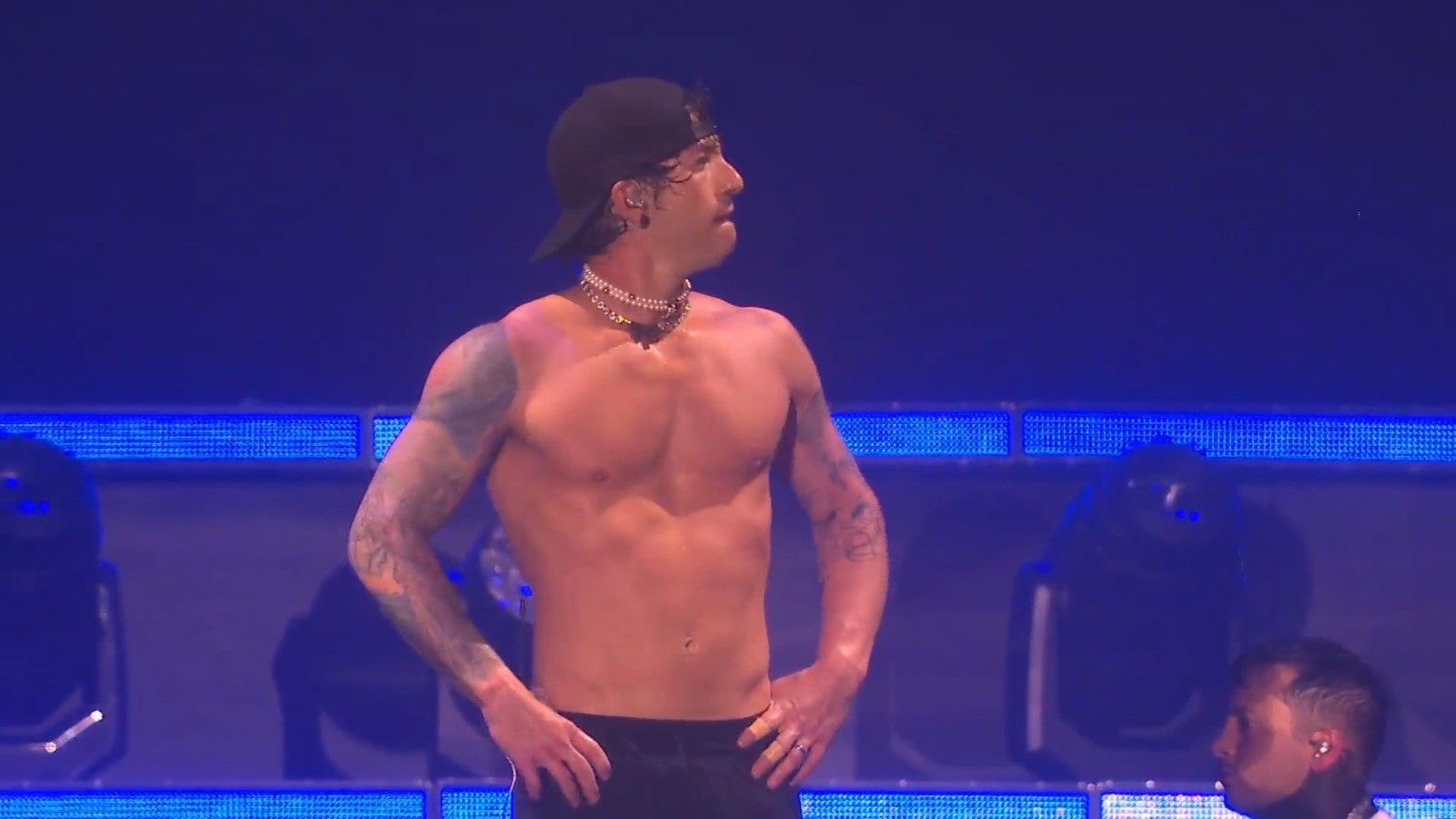 Josh Dun toca bateria no alto de estrutura durante show do Twenty One Pilots