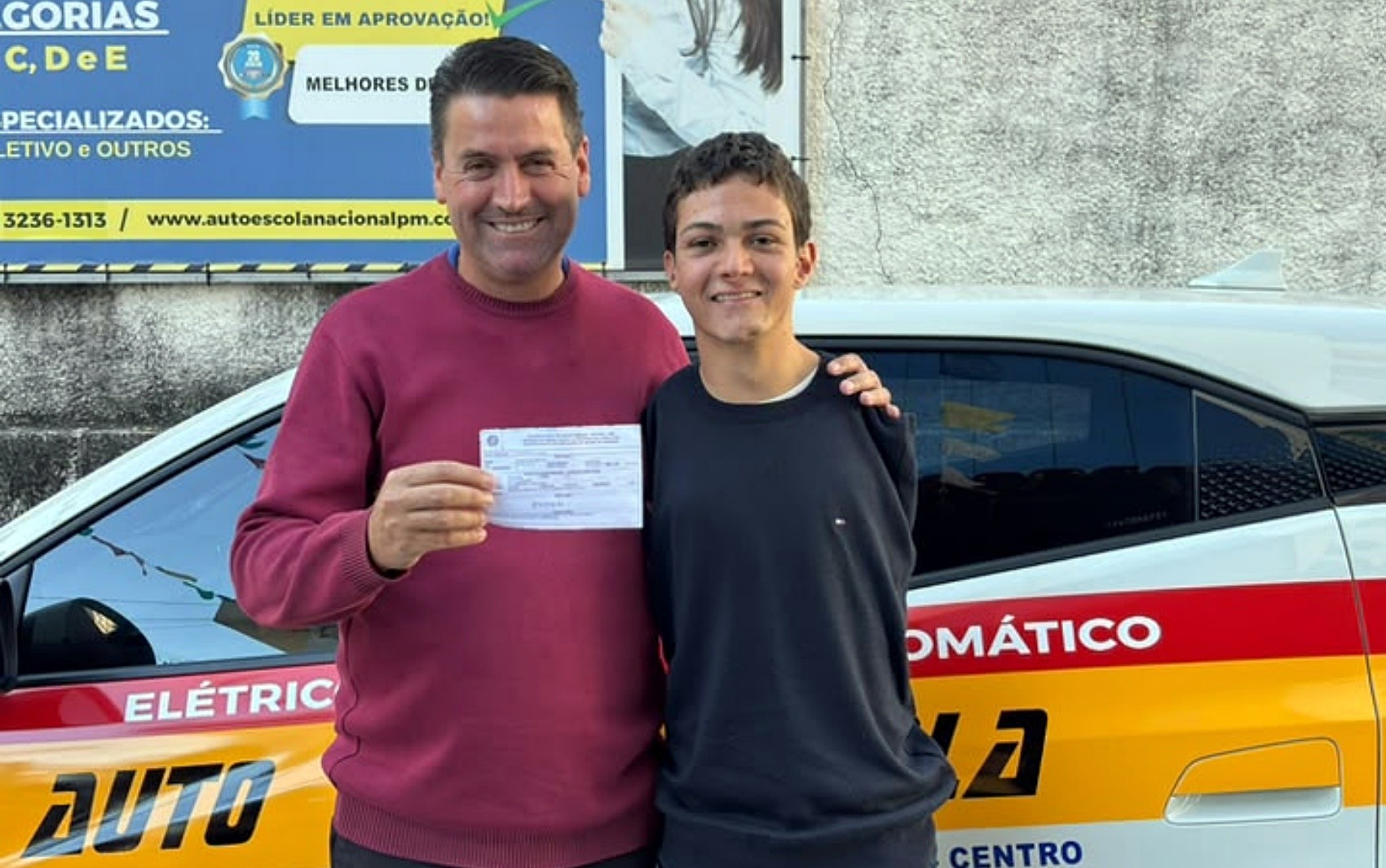 Reiner Jesus Martins no banco do motorista de carro adaptado