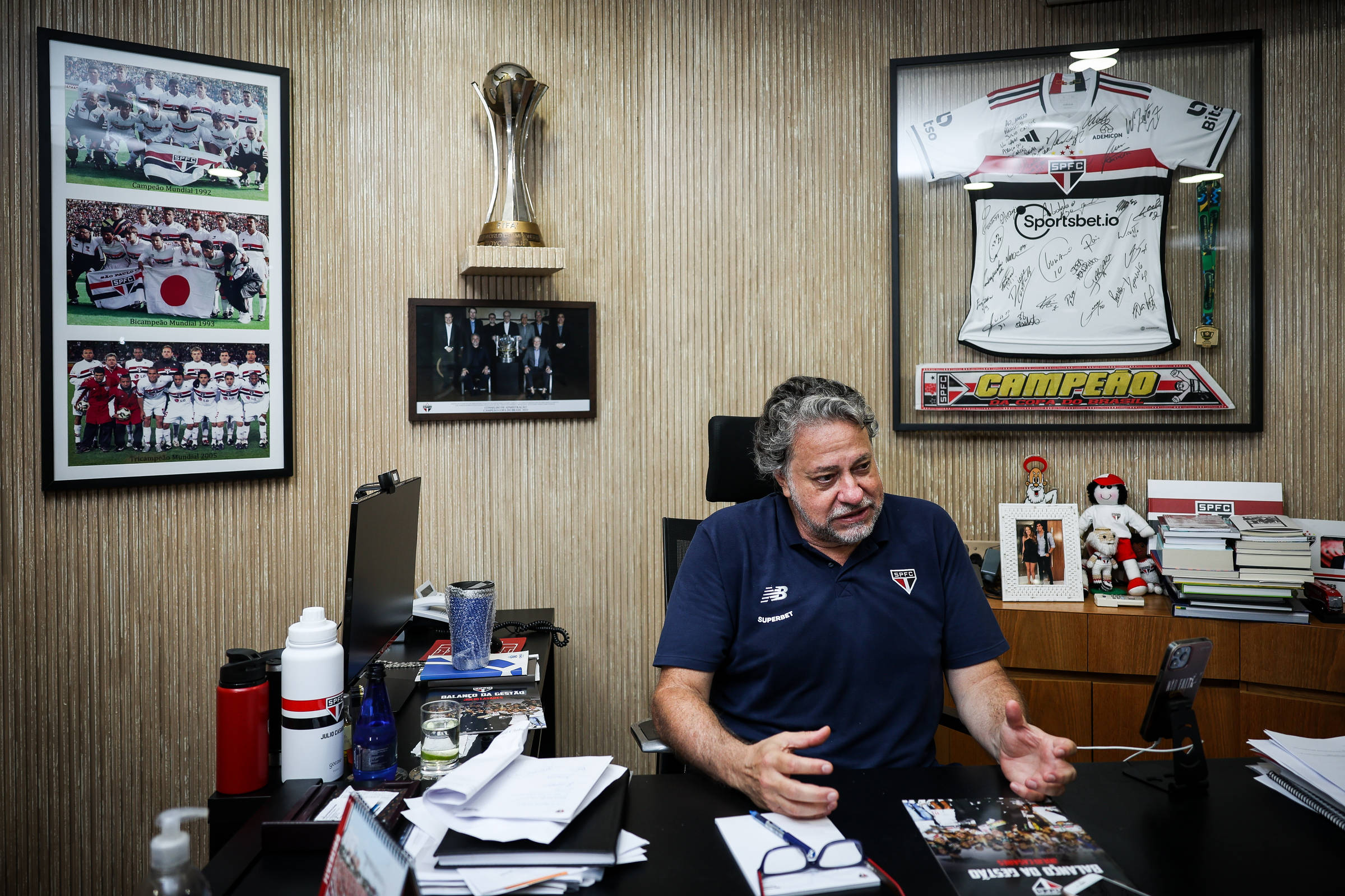 Julio Casares em sala da sede do São Paulo