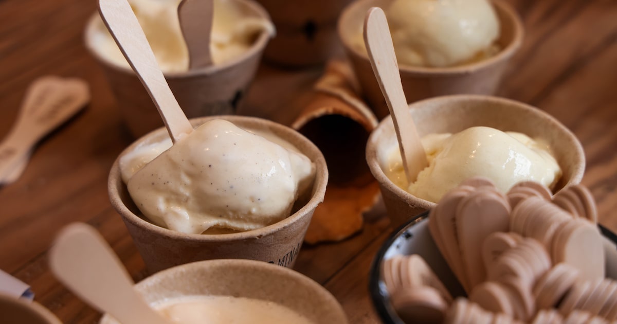 Potes de sorvete de creme usados em degustação