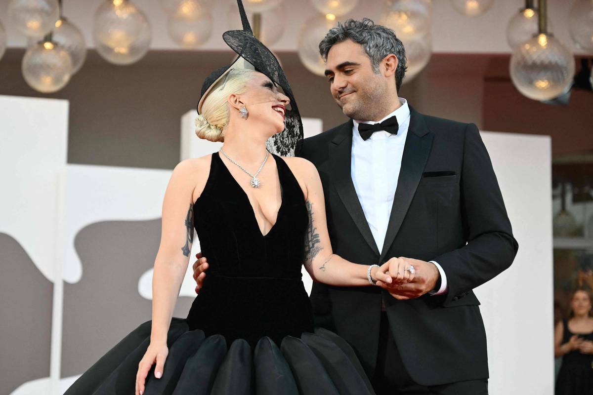 Lady Gaga e Michael Polansky em tapete vermelho