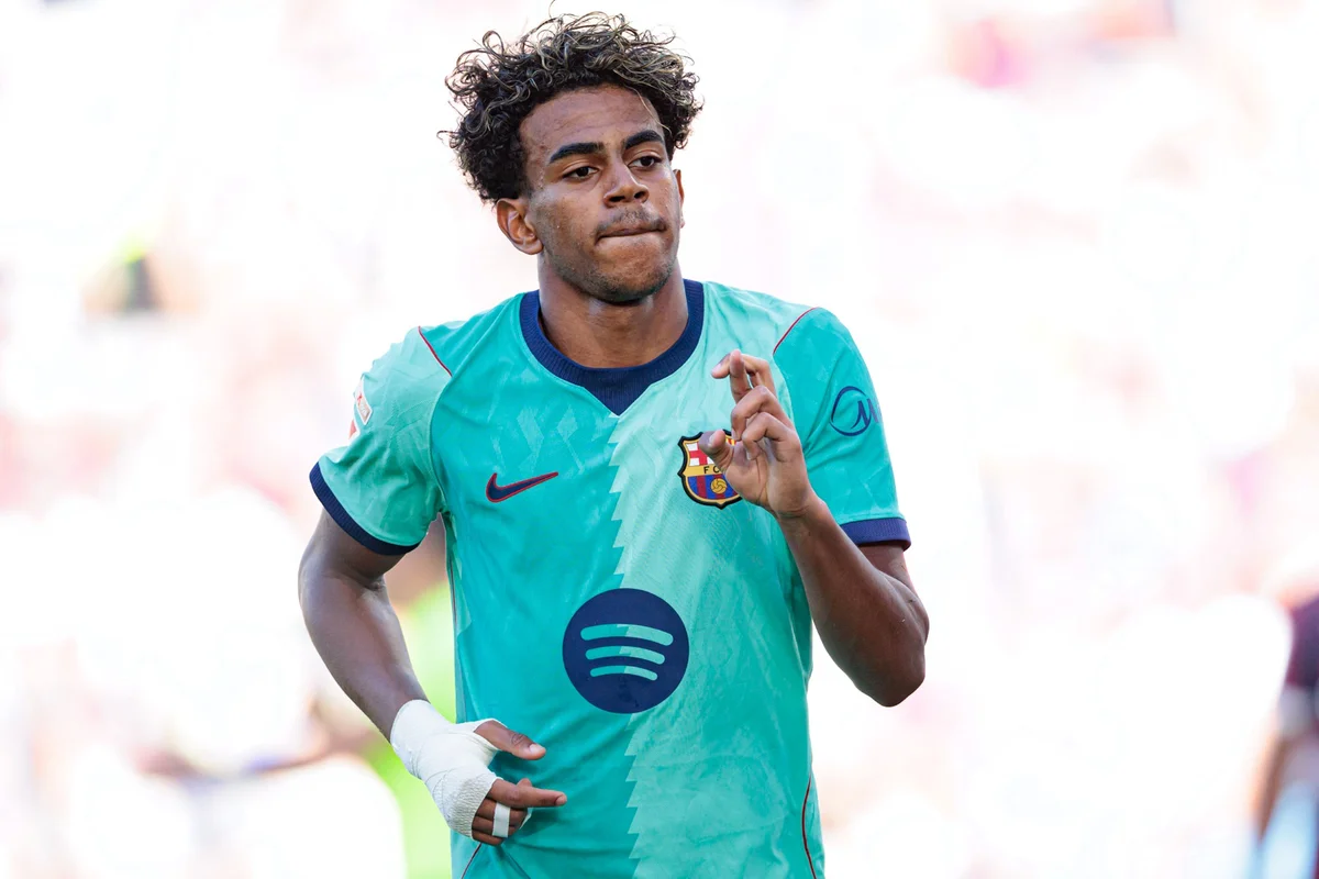 Lamine Yamal com uniforme do Barcelona