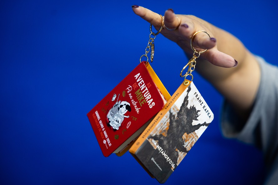 Livros-chaveiro expostos na Bienal do Livro de São Paulo