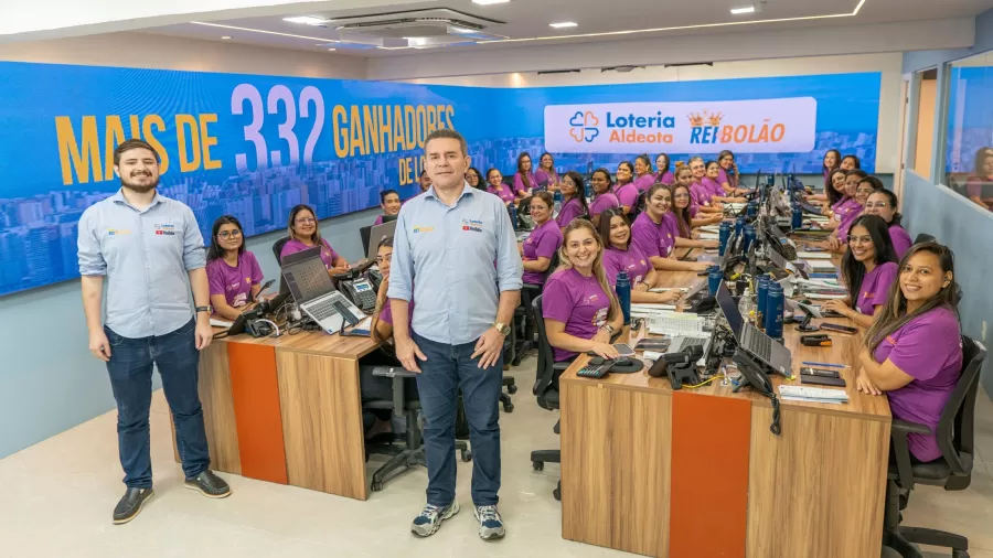 Alessandro Montenegro com integrantes da equipe da Loteria Aldeota