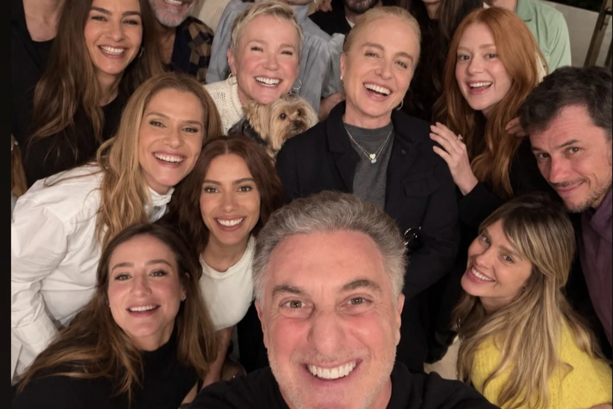 Luciano Huck com artistas reunidos em sua casa