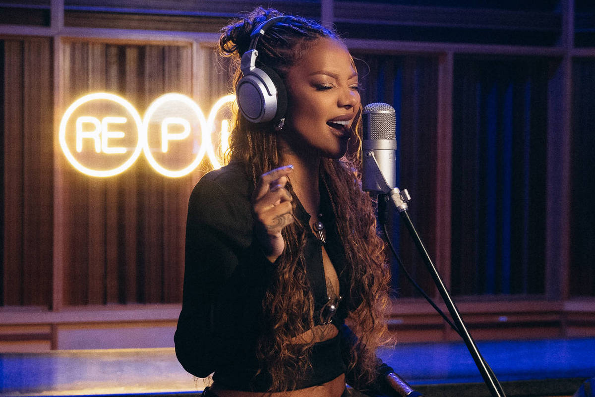 Ludmilla durante comemoração de aniversário