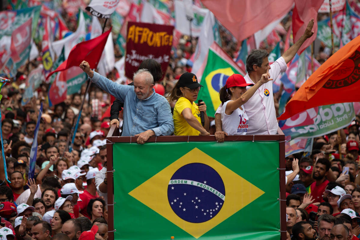 Lula e Fernando Haddad caminham juntos em São Paulo