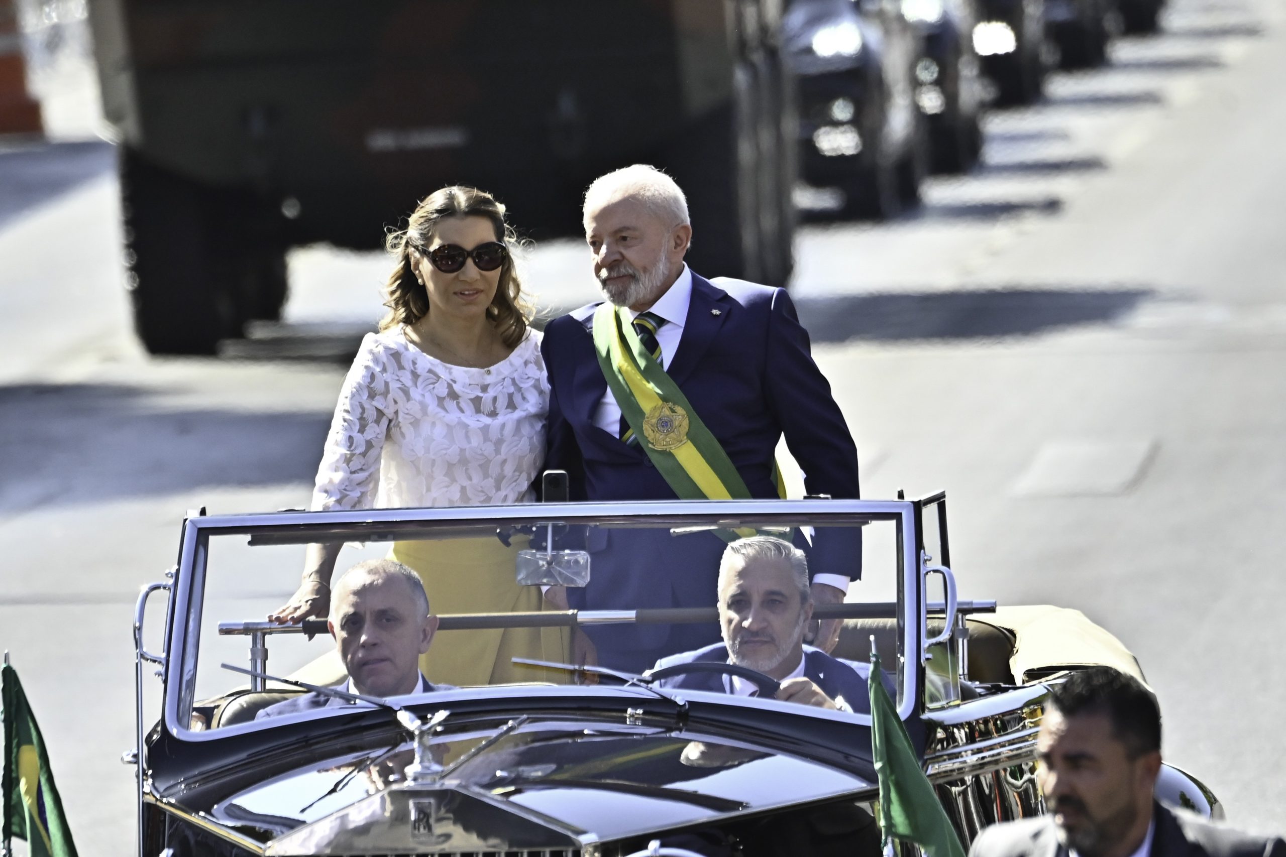 Lula e Janja em carro aberto durante desfile de 7 de Setembro
