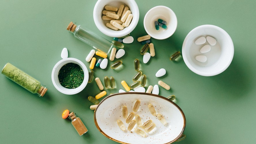 Frascos e cápsulas de suplementos alimentares