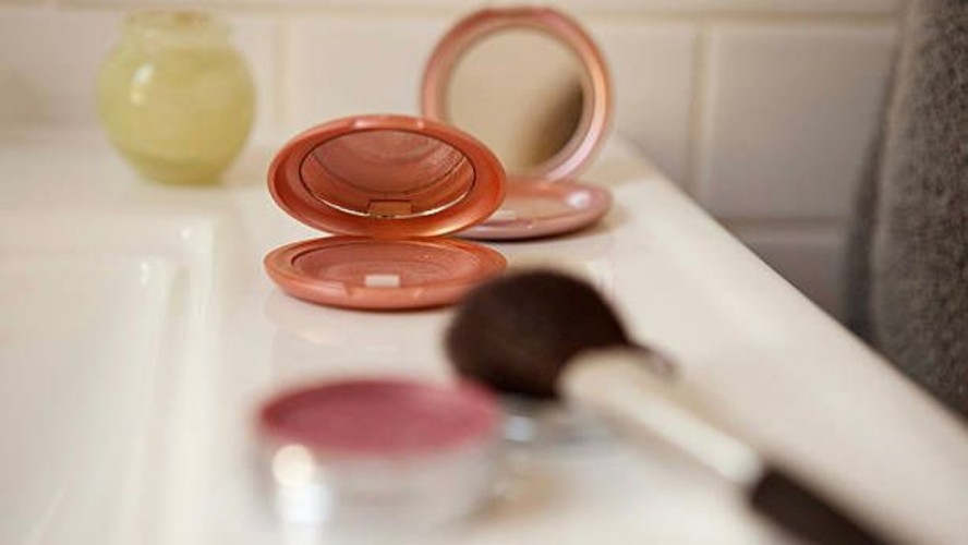 Produtos de maquiagem e skincare organizados em bancada